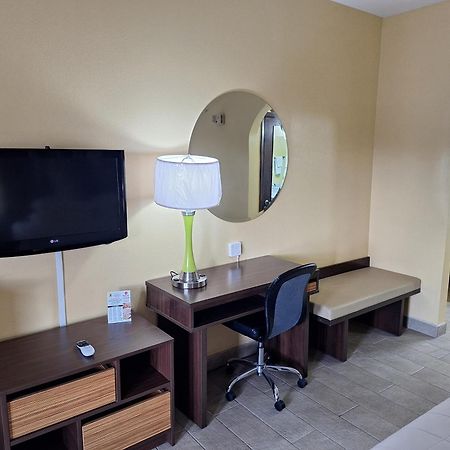 Super 8 By Wyndham Weslaco Exterior foto